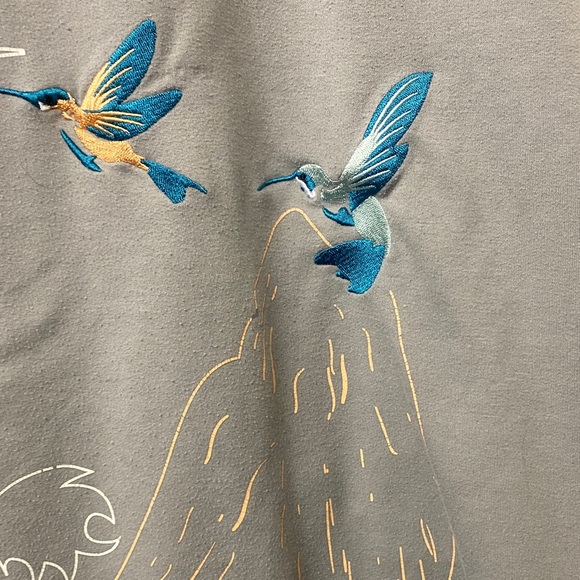 Gray Graphic T-Shirt with Bird and Wave Design - Picture 4 of 12